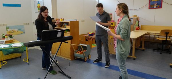 Marjon geeft les aan solisten van een musical productie.